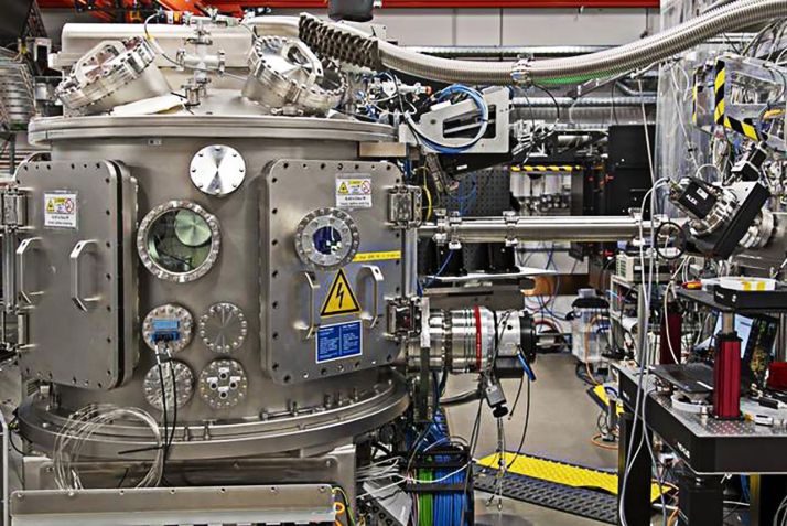 O gelo XXI foi produzido nessa câmara, usando células de bigorna de diamante e analisado com os flashes de raios X intensos e ultracurtos do XFEL europeu • XFEL Europeu/Divulgação