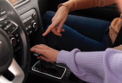 Projeto de lei quer distinguir CNH para carro automático e manual