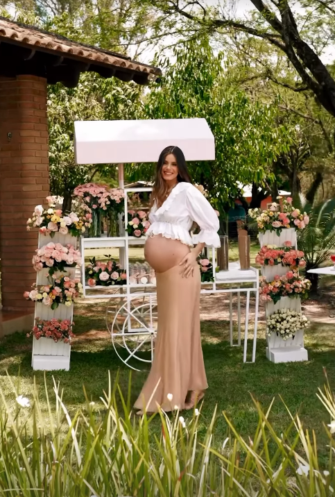 Camila Queiroz no chá de bebê da filha que espera com Klebber Toledo • Instagram/Camila Queiroz