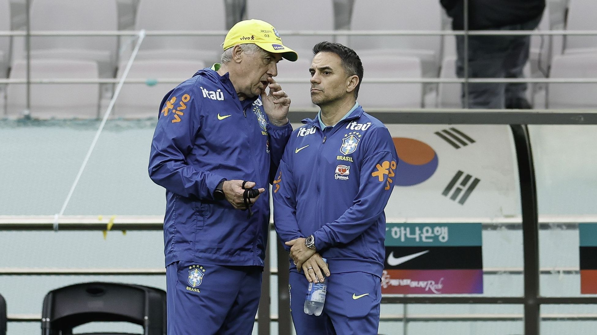 Rodrigo Caetano conversa com Carlo Ancelotti durante treino da Seleção Brasileira em Seul