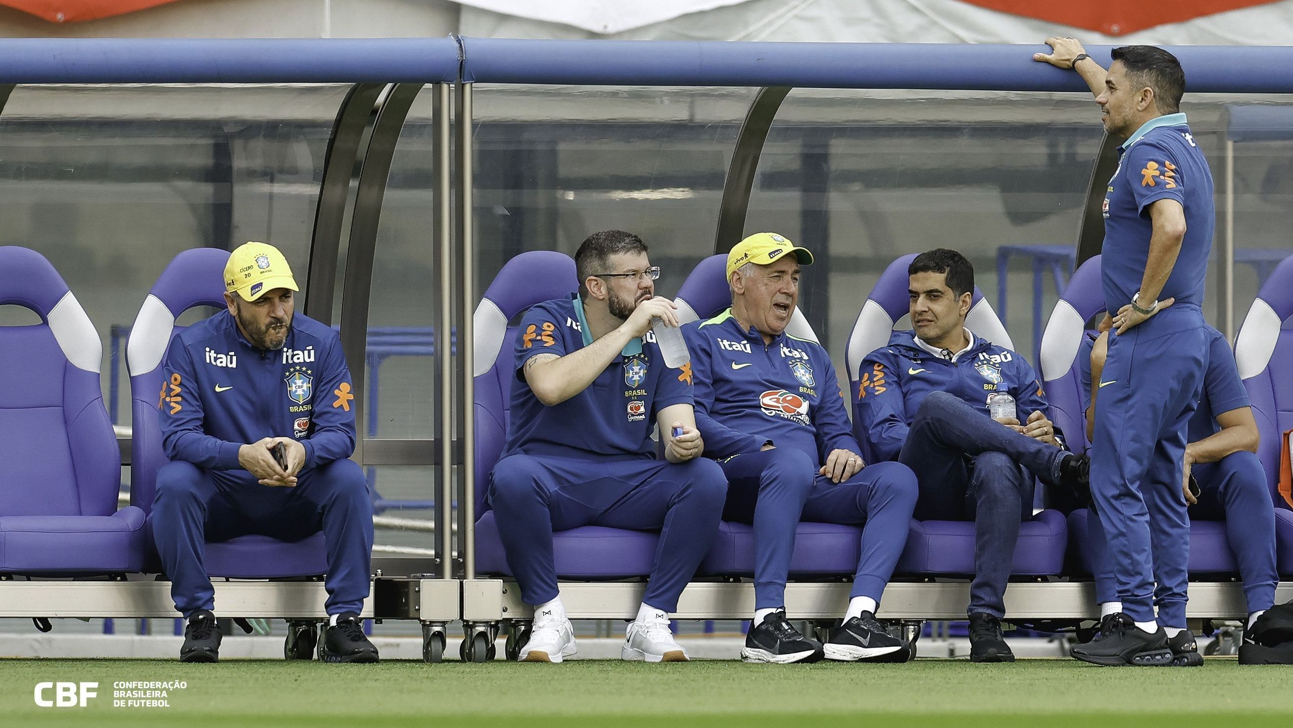 Carlo Ancelotti durante treino da Seleção Brasileira no Japão