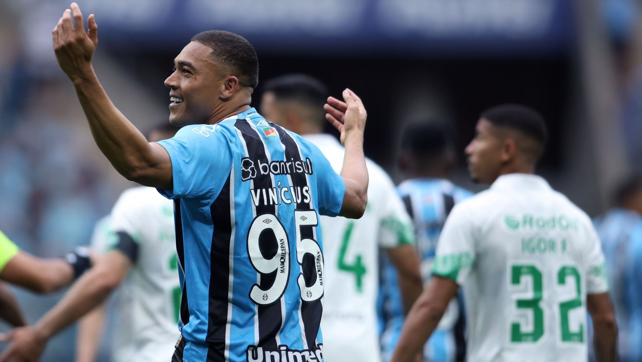 Carlos Vinícius faz hat-trick, e Grêmio vence Juventude pelo