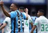 Carlos Vinícius faz hat-trick, e Grêmio vence Juventude pelo Brasileirão