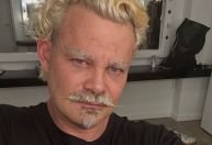 Carmo Dalla Vechia muda visual platinado e tira barba; veja antes e depois