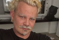 Carmo Dalla Vechia muda visual platinado e tira barba; veja antes e depois