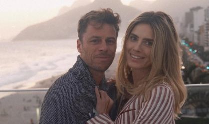 Carolina Dieckmmann mostra clique raro com filho e marido durante viagem