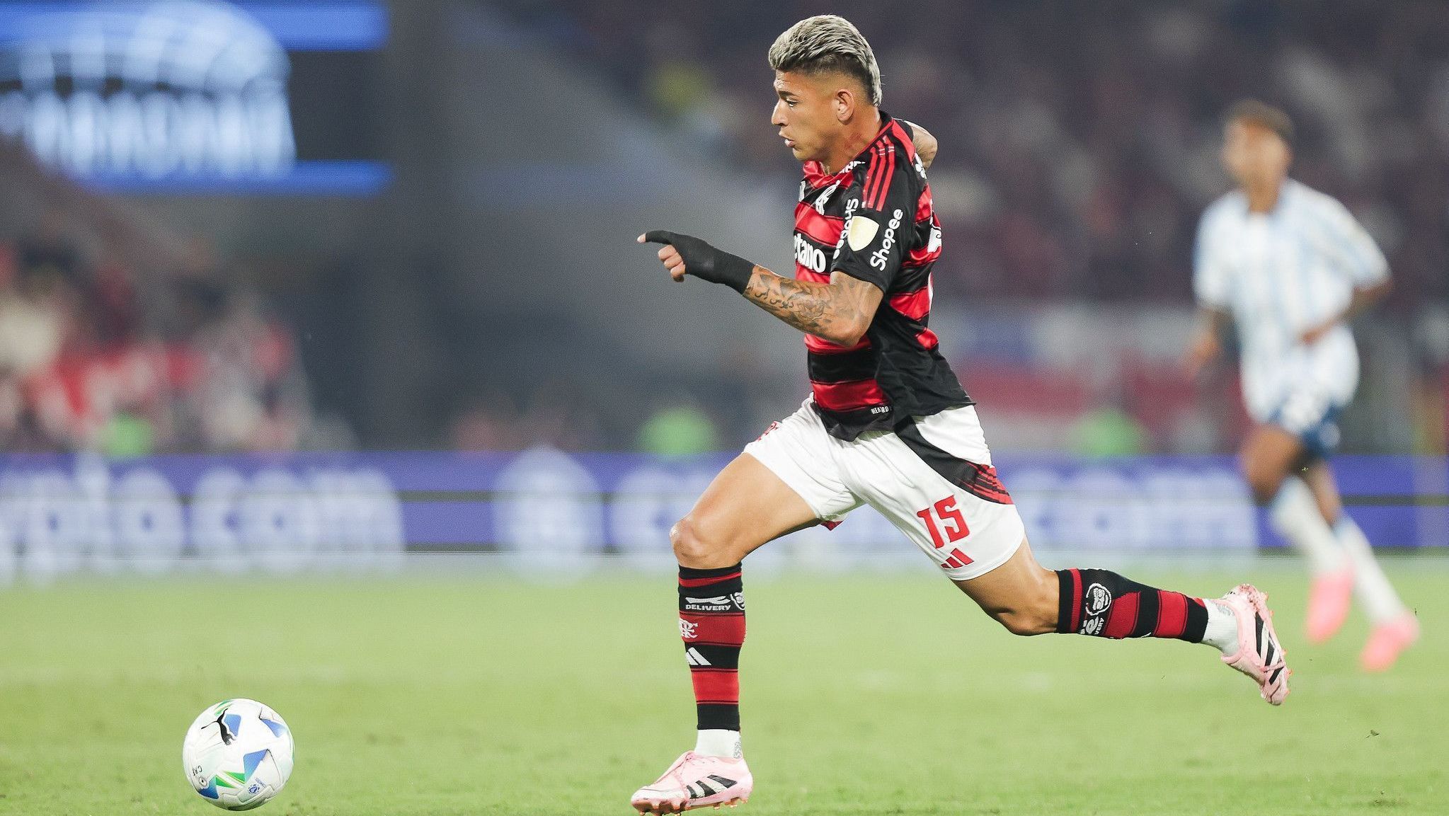 Jorge Carrascal em campo em Flamengo x Racing, pela semi da Libertadores