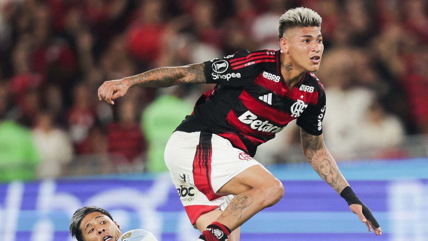 Jorge Carrascal, do Flamengo, abrindo o placar contra o Racing, pela semi da Libertadores
