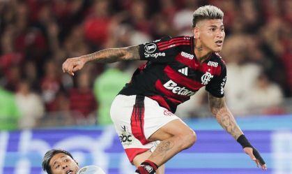 Jorge Carrascal, do Flamengo, abrindo o placar contra o Racing, pela semi da Libertadores