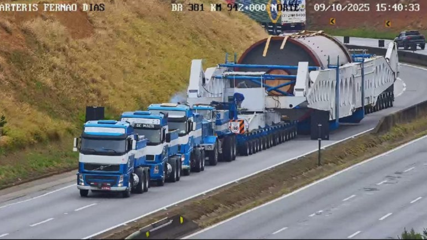 Megacarreta na Rodovia Fernão Dias • Reprodução/Arteris