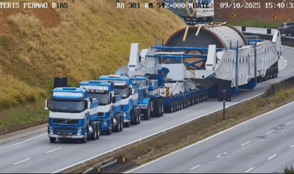 Trânsito é normalizado na Fernão Dias após carreta de 850 toneladas quebrar