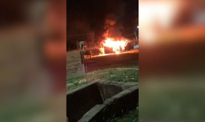 Fogo em ônibus após tiroteio em Piracicaba