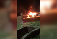 Dois homens morrem e um ônibus é incendiado após confronto com a PM