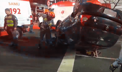 Carro capota na Paulista e pedaços se espalham na ciclovia