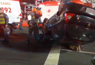 Carro capota na Paulista e pedaços se espalham na ciclovia