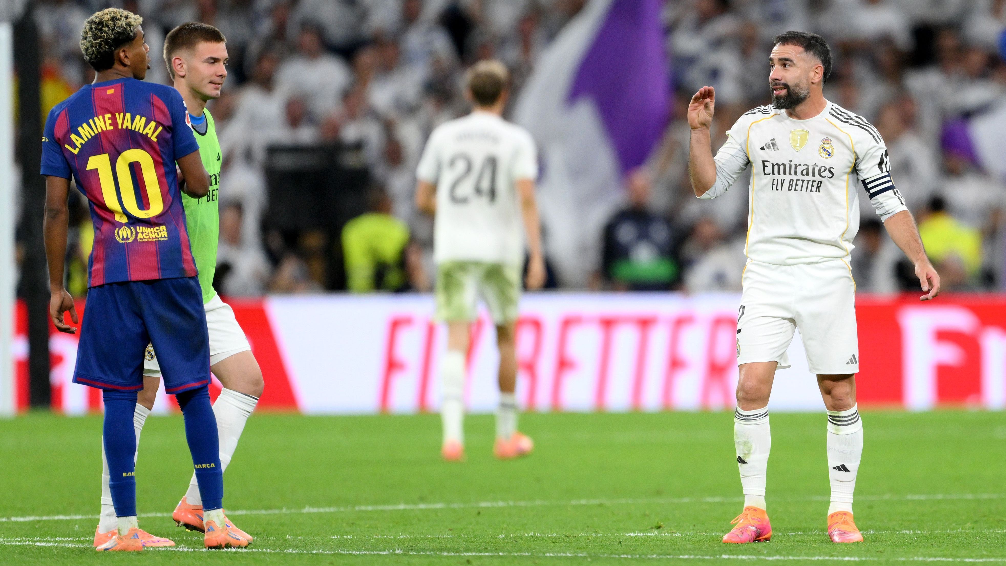 Dani Carvajal faz sinal de "fala muito" para Lamine Yamal após a vitória do Real Madrid sobre o Barcelona por LaLiga