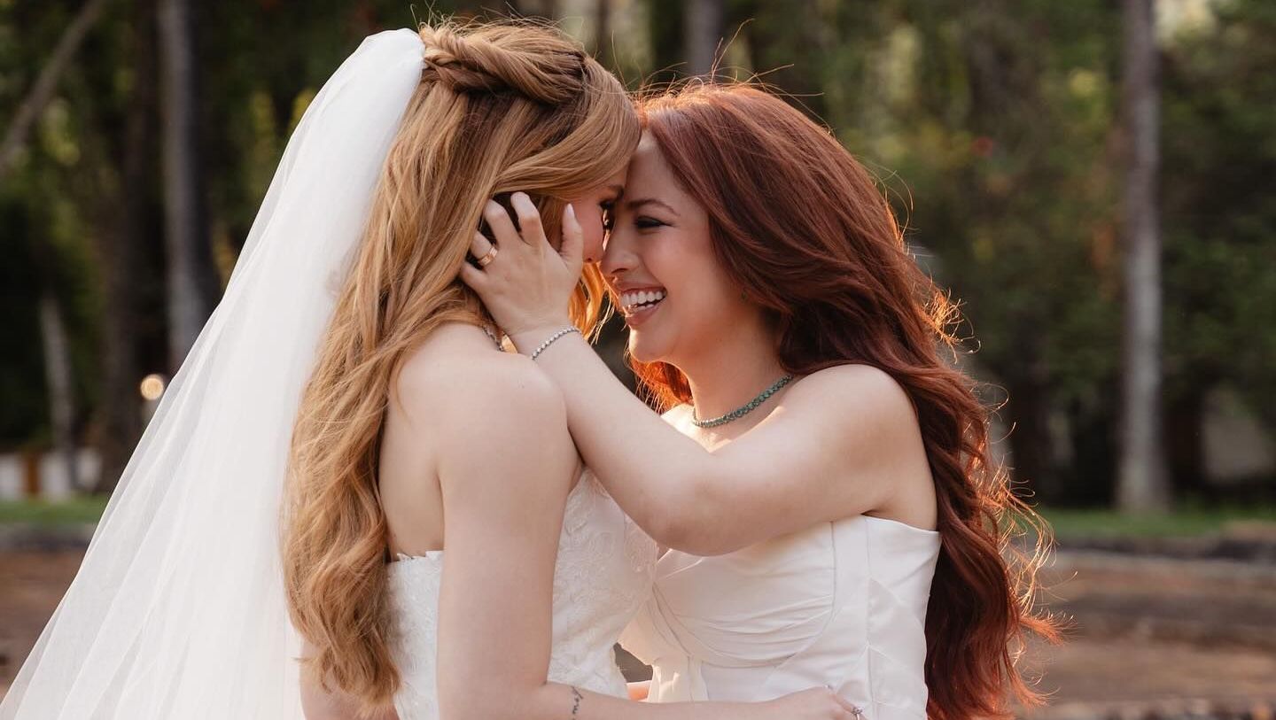 Mari Fernandez se casou com Júlia Ribeiro após quatro anos de relacionamento