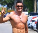 Sem camisa, Cauã Reymond exibe novo visual na reta final de "Vale Tudo"