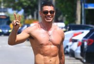Sem camisa, Cauã Reymond exibe novo visual na reta final de "Vale Tudo"