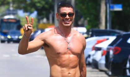 Cauã Reymond curte praia no Rio e exibe novo visual