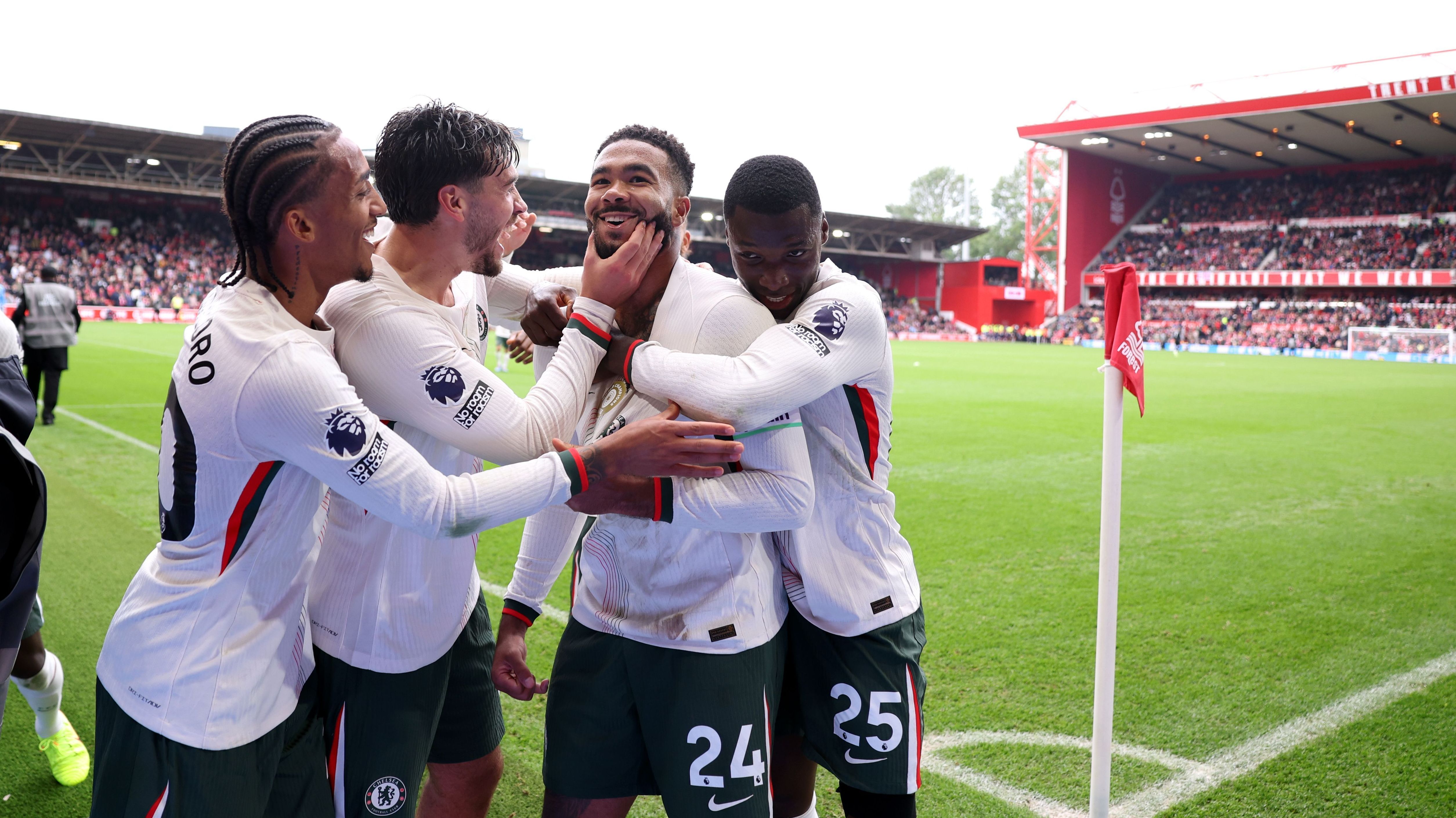 Jogadores do Chelsea celebram gol de Reece James contra o Nottingham Forest