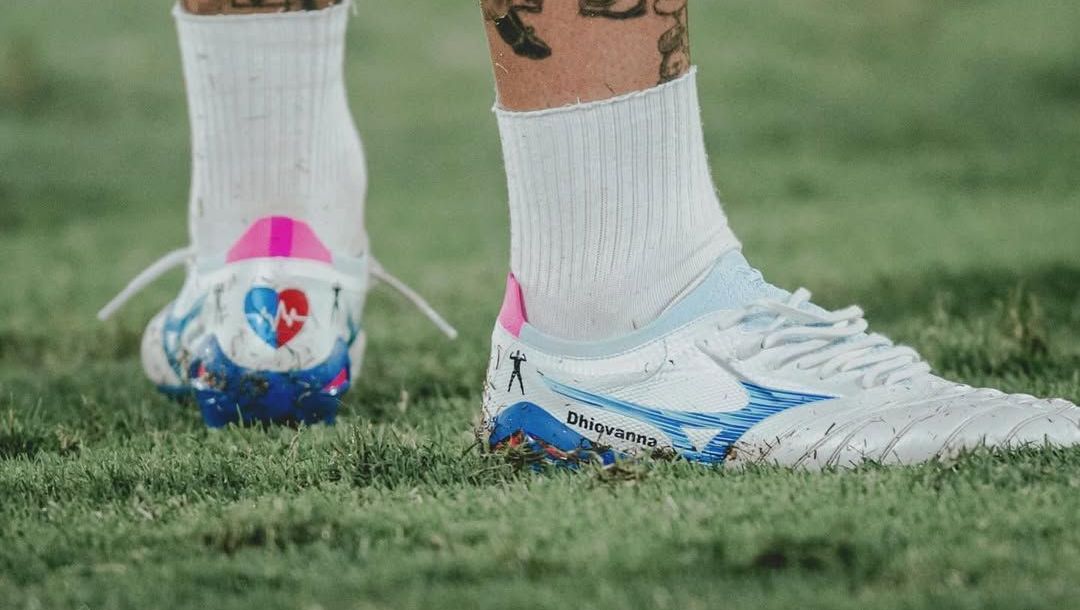 Chuteira de Gabigol que foi leiloada na plataforma "Play For a Cause"