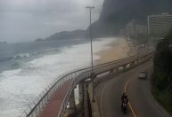Frente fria traz chuva forte, ventania e mar agitado no RJ