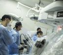 Médico opera brasileiro a 12 mil km de distância e entra para o Guinness