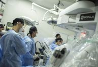 Médico opera brasileiro a 12 mil km de distância e entra para o Guinness