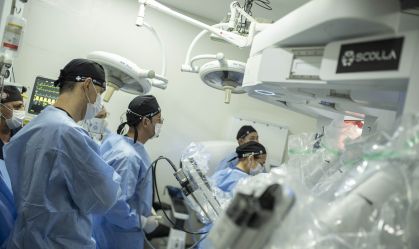 Médico opera brasileiro a 12 mil km e entra para o Guinness