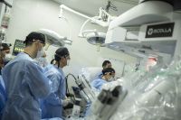 Médico opera brasileiro a 12 mil km de distância e entra para o Guinness