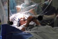 Mulher com Parkinson toca clarinete durante cirurgia no cérebro em Londres