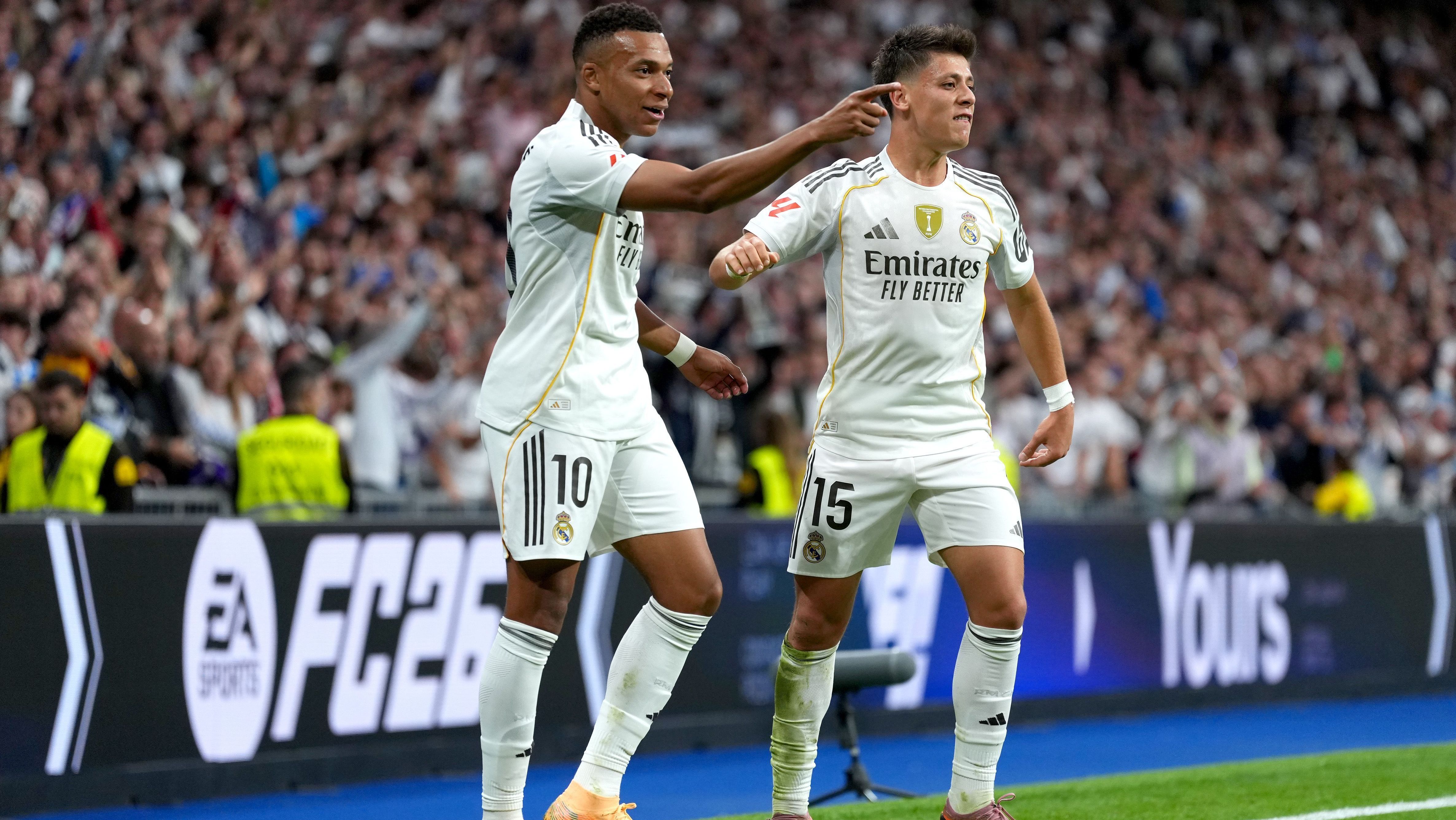 Mbappé e Arda Güler comemoram gol do Real Madrid contra o Barcelona
