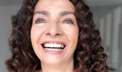 Claudia Ohana faz topless em prol da conscientização: "Salvar vidas"