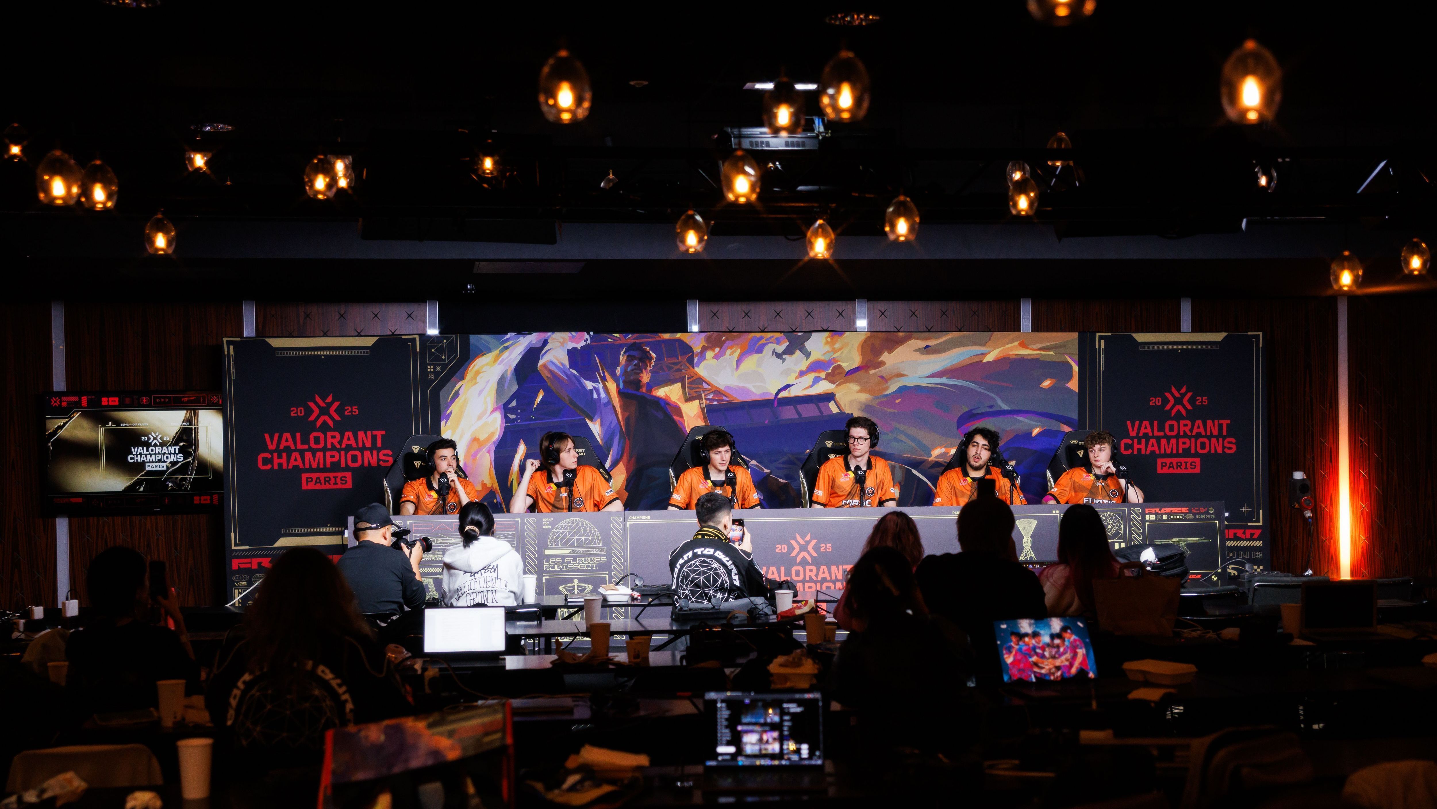Fnatic durante coletiva no VALORANT; Jogadores recebem perguntas inusitadas e descontraídas durante as entrevistas