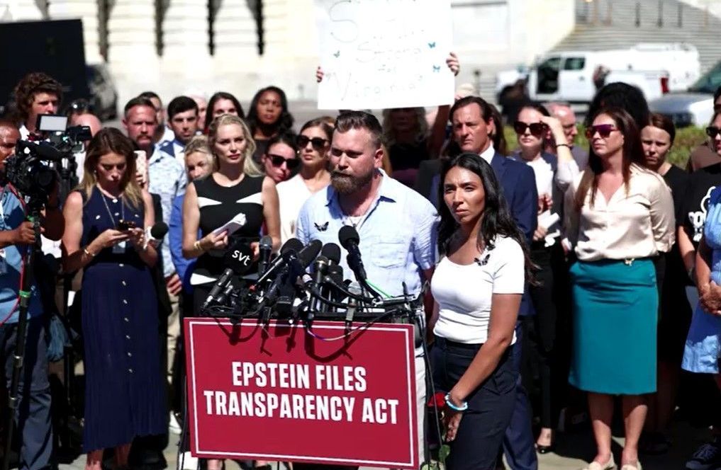 Coletiva de imprensa para discutir o projeto de lei de transparência dos arquivos de Epstein. No púlpito, o irmão de Virginia Giuffre, advogada que foi vítima e uma  das principais acusadoras do financista, fala para a mídia • SUNDAY WITH LAURA KUENSSBERG, BBC