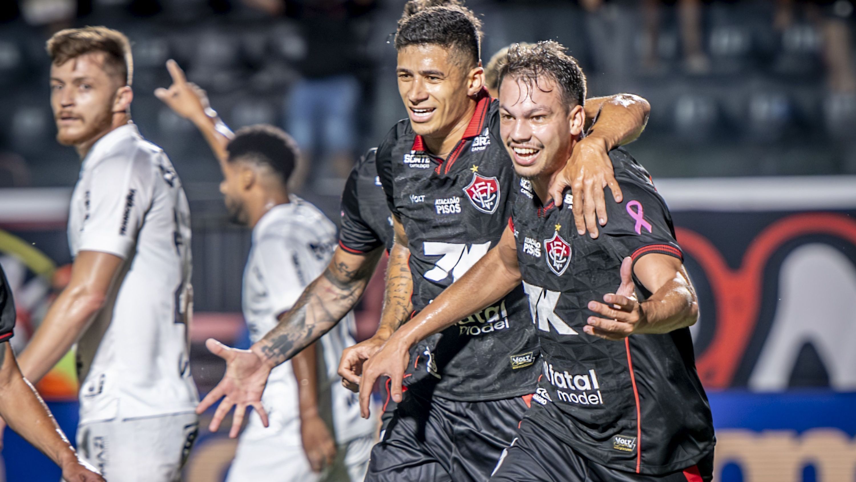 Jogadores do Vitória comemorando o gol sobre o Ceará, pelo Brasileirão
