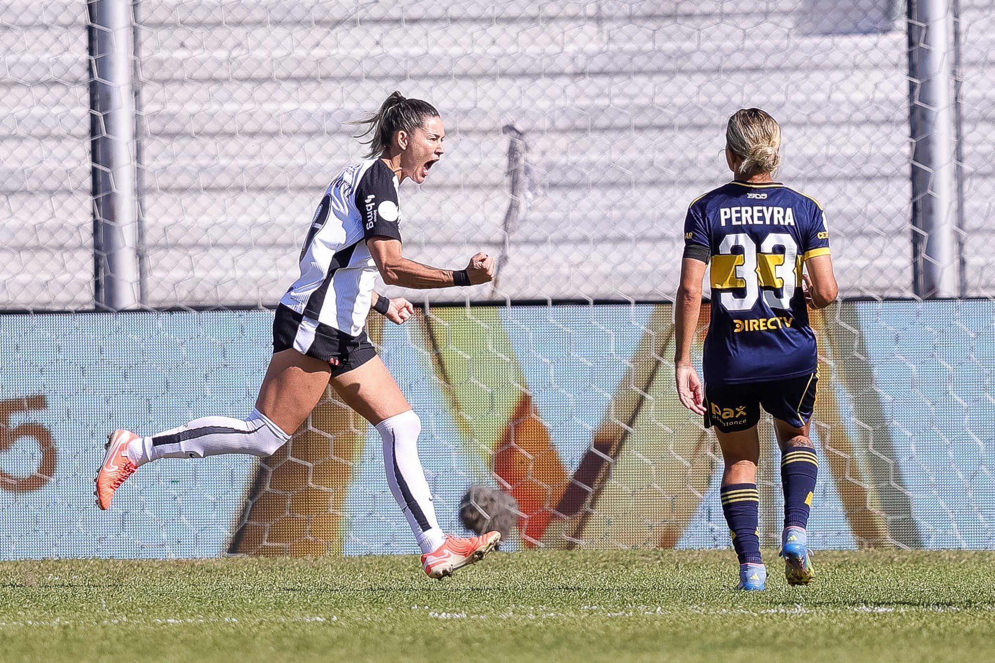 Gabi Zanotti comemora um dos gols do Corinthians sobre o Boca Juniors na Libertadores Feminina