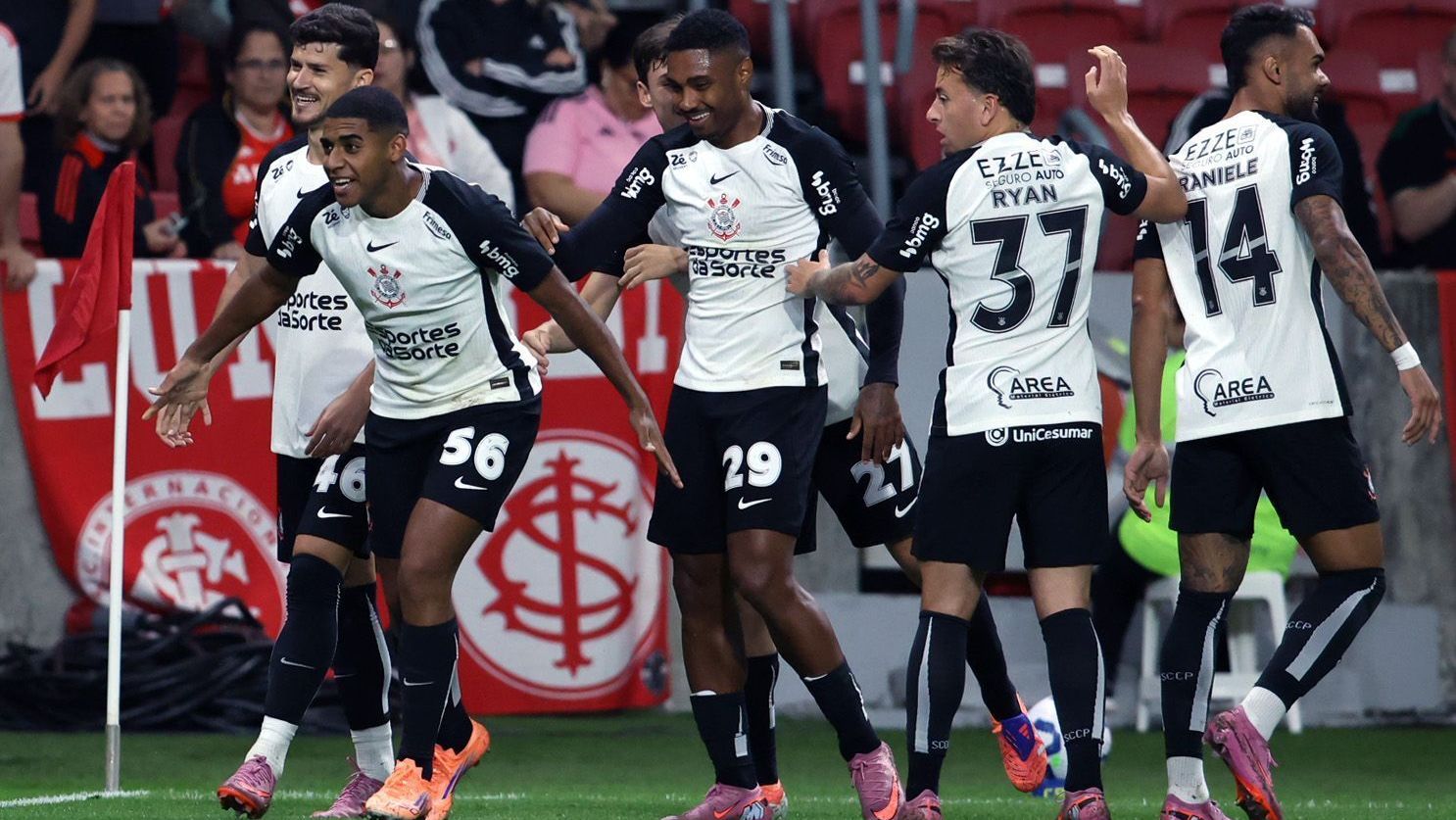 Jogadores do Corinthians comemoram gol de Gui Negão contra o Inter