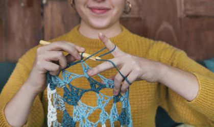 Vinis, CDs e crochê: nostalgia da geração Z impulsiona hobbies analógicos