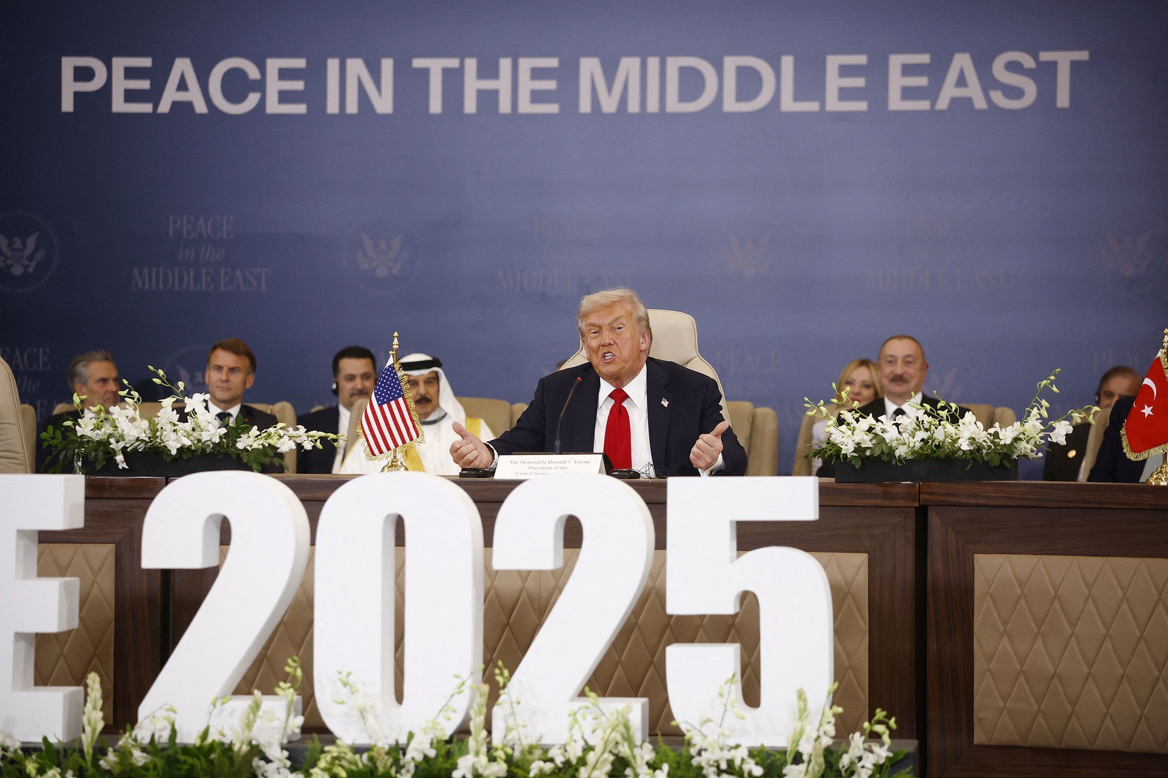 O presidente dos EUA, Donald Trump, discursa durante a assinatura oficial da primeira fase do acordo de cessar-fogo de Gaza entre Israel e o Hamas, em Sharm El-Sheikh, Egito, em 13 de outubro de 2025 • Yoan Valat/Pool/Reuters via CNN Newsource