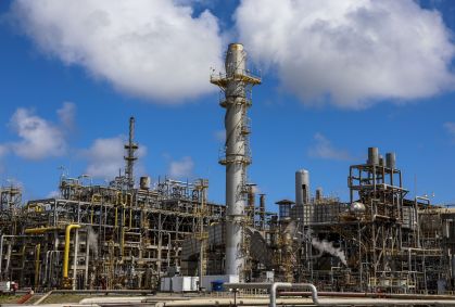 Petróleo fecha em alta em meio à tensões entre EUA e Irã