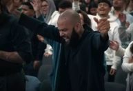 Após deixar prisão, Daniel Alves surge como pregador em igreja na Espanha