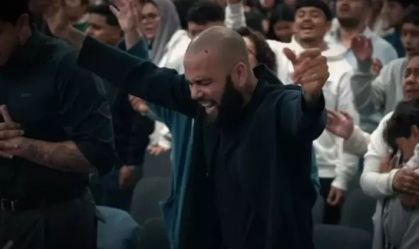 Após deixar prisão, Daniel Alves surge como pregador em igreja na Espanha