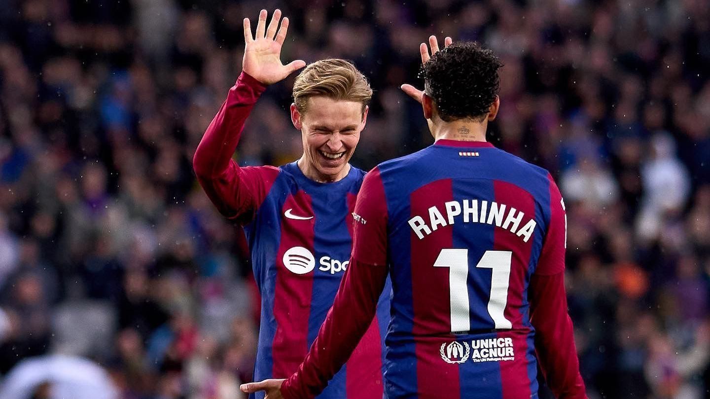 Frenkie de Jong e Raphinha, durante partida pelo