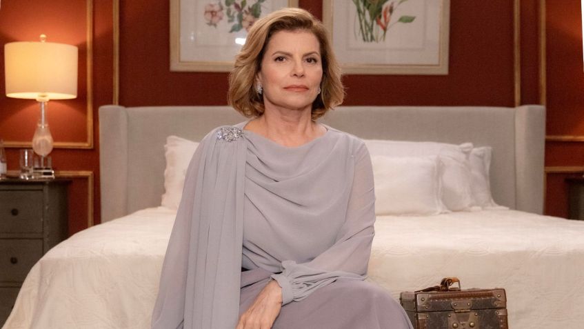 Débora Bloch com o figurino que Odete será assassinada em "Vale Tudo" • Beatriz Damy/Globo