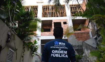 Prédio irregular avaliado em R$ 2 milhões é demolido em comunidade do Rio