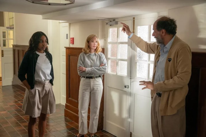 Ayo Edebiri, Julia Roberts e o diretor Luca Guadagnino nos bastidores de "Depois da Caçada" • Yannis Drakoulidis/Amazon MGM Studios