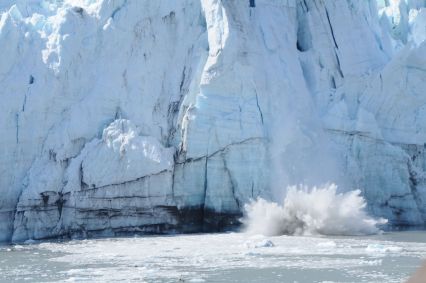 A Bacia da Baía Glacier, no sudeste do Alasca, nos Estados Unidos, abrange a Baía Glacier e as montanhas e geleiras circundantes, que foi proclamada pela primeira vez um Monumento Nacional dos EUA em 25 de fevereiro de 1925 e que mais tarde, em 2 de dezembro de 1980