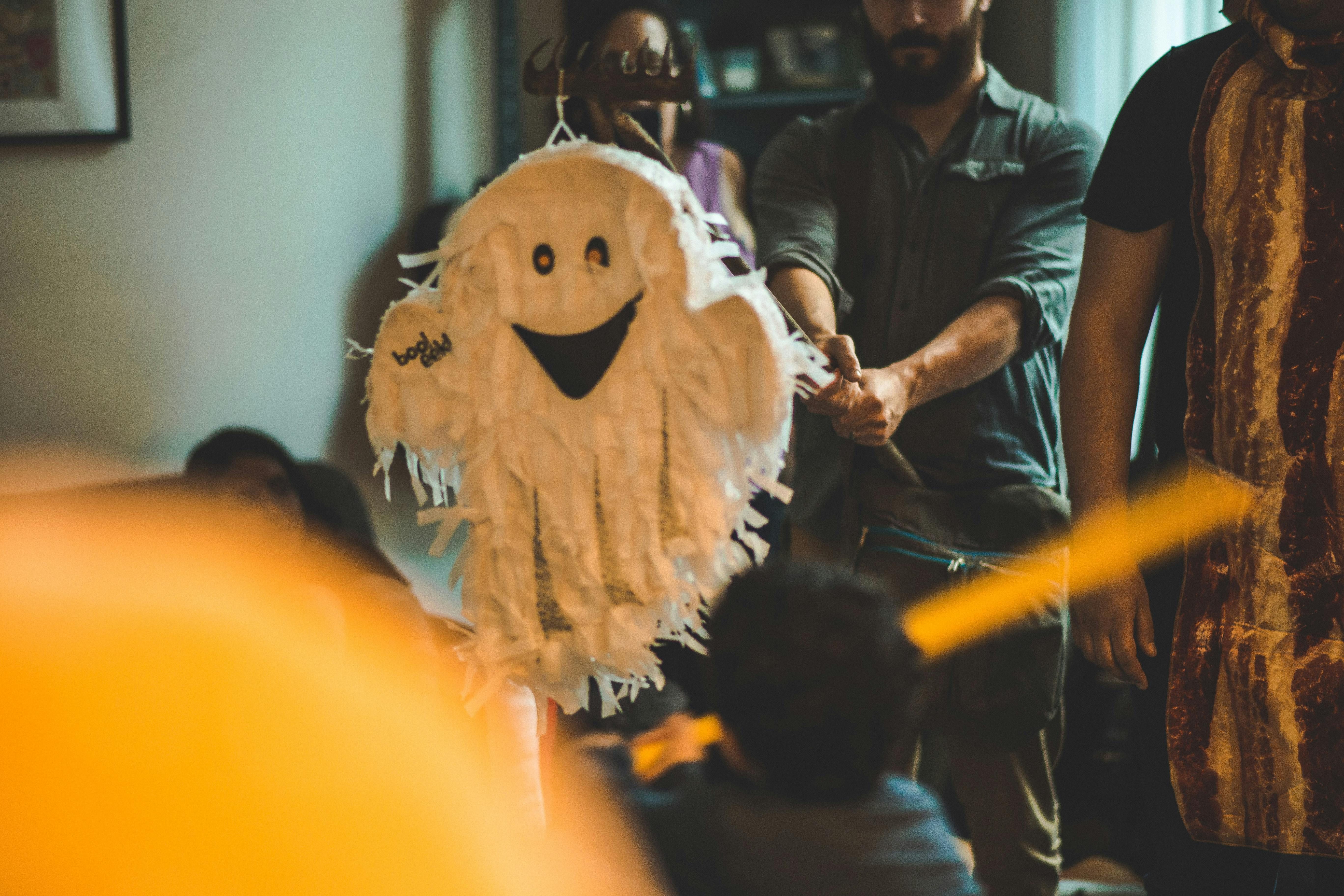 Velas, algodão e objetos antigos ganham novo papel nas festas de Halloween, em decorações que unem nostalgia, criatividade e estilo.